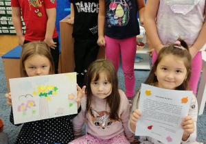 Dzieci trzymają „Jesienny rysunek” oraz list od grupy „Smerfików”.